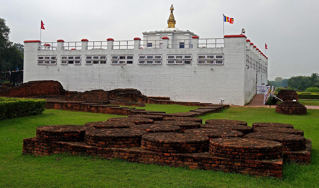 Đền thờ Hoàng hậu Ma Da được bao quanh bởi dấu tích của tu viện cổ.
